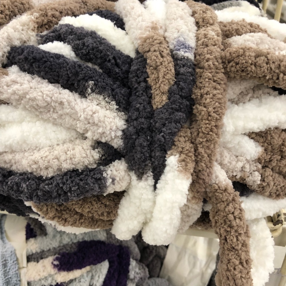 🔥🔥NWT! HANDKNIT! Marroon and grey only! On sale!!! Chunky loop blanket! - Picture 8 of 13
